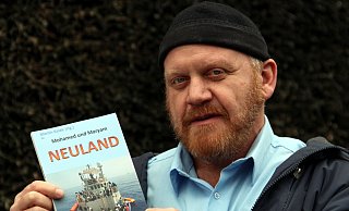 Will zum Nachdenken und Handeln aufrufen: Ausgehend von seinen Erfahrungen bei der Rettung von Flüchtlingen im Mittelmeer hat Martin Kolek im Selbstverlag ein Buch herausgegeben. - Marco Schreiber Will zum Nachdenken und Handeln aufrufen: Ausgehend von seinen Erfahrungen bei der Rettung von Flüchtlingen im Mittelmeer hat Martin Kolek im Selbstverlag ein Buch herausgegeben. - Marco Schreiber