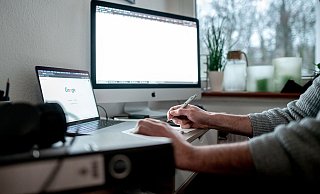 Homeoffice als Rechtsanspruch? Seit Ausbruch der Pandemie im Frühjahr 2020 hat sich die Arbeitswelt in vielen Bereichen grundlegend verändert. - Foto: Fabian Strauch/dpa Homeoffice als Rechtsanspruch? Seit Ausbruch der Pandemie im Frühjahr 2020 hat sich die Arbeitswelt in vielen Bereichen grundlegend verändert. - Foto: Fabian Strauch/dpa
