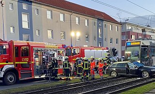 An der Beckhausstraße ist ein Pkw mit einer Straßenbahn zusammengestoßen. - Paula Reichenbach An der Beckhausstraße ist ein Pkw mit einer Straßenbahn zusammengestoßen. - Paula Reichenbach