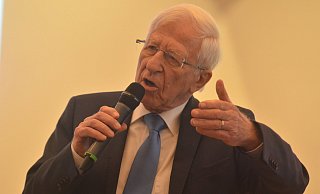 Franz Alt fordert eine Abkehr von alten Gewohnheiten und Verhaltensweisen. - Dietmar Gröbing Franz Alt fordert eine Abkehr von alten Gewohnheiten und Verhaltensweisen. - Dietmar Gröbing