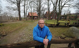 Viel hat sich an Schlumps Backs getan und darauf ist Thorsten Klein stolz. In Sichtweite des historischen Backhauses (r.) ist auch eine Bühne entstanden, die überdacht werden kann. - Joern Spreen-Ledebur Viel hat sich an Schlumps Backs getan und darauf ist Thorsten Klein stolz. In Sichtweite des historischen Backhauses (r.) ist auch eine Bühne entstanden, die überdacht werden kann. - Joern Spreen-Ledebur