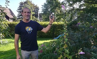 In Vorträgen macht der Lübbecker Diplom-Meteorologe Friedrich Föst, hier mit einer mobilen Wetterstation in seinem Garten, auf den Klimawandel aufmerksam - Frank Hartmann In Vorträgen macht der Lübbecker Diplom-Meteorologe Friedrich Föst, hier mit einer mobilen Wetterstation in seinem Garten, auf den Klimawandel aufmerksam - Frank Hartmann