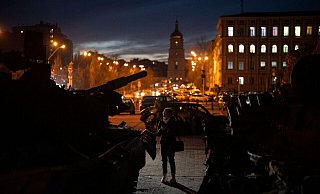 Eine Frau steht vor einer Ausstellung zerstörter russischer Panzer und gepanzerter Fahrzeuge in der Kiewer Innenstadt. - Daniel Cole/AP/dpa Eine Frau steht vor einer Ausstellung zerstörter russischer Panzer und gepanzerter Fahrzeuge in der Kiewer Innenstadt. - Daniel Cole/AP/dpa