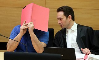 Der Messerstecher vom Jahnplatz – hier mit seinem Verteidiger Jan-Christian Hochmann – wurde wegen schwerer Körperverletzung verurteilt. Tötungsabsicht ließ sich nicht beweisen. Foto: Wolfgang Rudolf - Wolfgang Rudolf Der Messerstecher vom Jahnplatz – hier mit seinem Verteidiger Jan-Christian Hochmann – wurde wegen schwerer Körperverletzung verurteilt. Tötungsabsicht ließ sich nicht beweisen. Foto: Wolfgang Rudolf - Wolfgang Rudolf