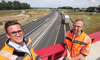 Projektleiter Florian Fawick (l.) und Bauabteilungsleiter Tobias Fischer von Straßen NRW im Löhner Kreuz, dem letzten Bauabschnitt der Nordumgehung. Hinter ihnen ist noch die Baustellenführung auf der neuen Autobahn mit den gelben Fahrbahnmarkierungen zu sehen. - Jörg Stuke Projektleiter Florian Fawick (l.) und Bauabteilungsleiter Tobias Fischer von Straßen NRW im Löhner Kreuz, dem letzten Bauabschnitt der Nordumgehung. Hinter ihnen ist noch die Baustellenführung auf der neuen Autobahn mit den gelben Fahrbahnmarkierungen zu sehen. - Jörg Stuke