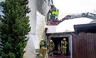 Bei dem Carportbrand am Querweg sind ein Wohnmobil und ein Motorroller ausgebrannt. Ein BMW wurde im Frontbereich erheblich beschädigt, und die Feuerwehr löste große Teile des Wärmedämmverbundsystems an der Giebelseite des Reihenhauses. - Ralph Meyer Bei dem Carportbrand am Querweg sind ein Wohnmobil und ein Motorroller ausgebrannt. Ein BMW wurde im Frontbereich erheblich beschädigt, und die Feuerwehr löste große Teile des Wärmedämmverbundsystems an der Giebelseite des Reihenhauses. - Ralph Meyer
