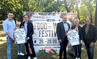 Die Veranstalter: Johannes Strake (v. l.), Nico Thebille, Bürgermeister Hubert Erichlandwehr, Daggi und Tom Peitzmeier. Die Veranstalter: Johannes Strake (v. l.), Nico Thebille, Bürgermeister Hubert Erichlandwehr, Daggi und Tom Peitzmeier.