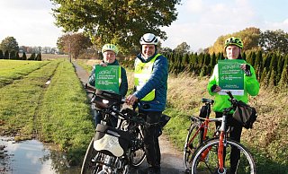 Sigrid und Uwe Diekmann (v .l.) sowie Wolfgang Klusmann vom ADFC Enger-Spenge wünschen sich eine Verbesserung des Radwegenetzes. - Britta Bohnenkamp-Schmidt Sigrid und Uwe Diekmann (v .l.) sowie Wolfgang Klusmann vom ADFC Enger-Spenge wünschen sich eine Verbesserung des Radwegenetzes. - Britta Bohnenkamp-Schmidt