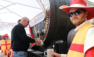 Den Griff zum Zapfer gerichtet, hält Jubelhennes Alex Ilskens schon den nächsten Krug für Zapfer Norbert Konze bereit. - Marc Schröder Den Griff zum Zapfer gerichtet, hält Jubelhennes Alex Ilskens schon den nächsten Krug für Zapfer Norbert Konze bereit. - Marc Schröder