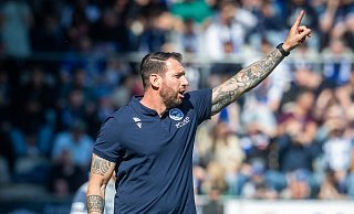 Immer weiter aufwärts: Trainer Mitch Kniat und die Arminen stürmen unaufhaltsam in Richtung 2. Bundesliga. - Sarah Jonek Immer weiter aufwärts: Trainer Mitch Kniat und die Arminen stürmen unaufhaltsam in Richtung 2. Bundesliga. - Sarah Jonek