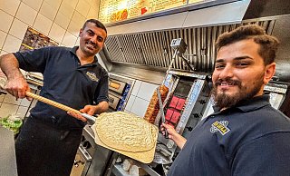 Shiyar (r.) und Fares Ido in ihrem neuen Grill-Imbiss. - Eike J. Horstmann Shiyar (r.) und Fares Ido in ihrem neuen Grill-Imbiss. - Eike J. Horstmann