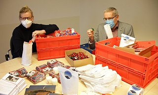 Gemeindereferentin Christina Bolte (l.) und Verwaltungsleiter Martin Hünemeyer füllen Kisten mit den Inhalten der „Weihnachtstüten“. 1.800 Stück werden in den Warburger katholischen Gemeinden gepackt und sollen zu den Festtagen die Menschen erreichen. - Dieter Scholz Gemeindereferentin Christina Bolte (l.) und Verwaltungsleiter Martin Hünemeyer füllen Kisten mit den Inhalten der „Weihnachtstüten“. 1.800 Stück werden in den Warburger katholischen Gemeinden gepackt und sollen zu den Festtagen die Menschen erreichen. - Dieter Scholz