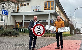 Bürgermeister Thomas Meyer (l.) und Matthias Husemann, Leiter des Fachbereichs für Ordnung, Sicherheit und Soziales, weisen hier im vergangenen Winter auf das temporäre Durchfahrtverbot an der Poststraße hin. Das wird nun verlängert.?Foto: Stadt Enger - Stadt Enger Bürgermeister Thomas Meyer (l.) und Matthias Husemann, Leiter des Fachbereichs für Ordnung, Sicherheit und Soziales, weisen hier im vergangenen Winter auf das temporäre Durchfahrtverbot an der Poststraße hin. Das wird nun verlängert.?Foto: Stadt Enger - Stadt Enger