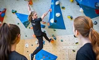 Sven vom Deutschen Alpenverein zeigt, wie es geht. Sena (l.) und Lena schauen interessiert zu. - Sarah Jonek Sven vom Deutschen Alpenverein zeigt, wie es geht. Sena (l.) und Lena schauen interessiert zu. - Sarah Jonek
