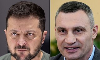 Kiews Bürgermeister Klitschko (r) beklagt eine Einmischung in seine Amtsgeschäfte durch den neuen von Selenskyj eingesetzten Militärgouverneur der Stadt. (Archivbild) - Efrem Lukatsky AP and President Of Ukraine / dpa Kiews Bürgermeister Klitschko (r) beklagt eine Einmischung in seine Amtsgeschäfte durch den neuen von Selenskyj eingesetzten Militärgouverneur der Stadt. (Archivbild) - Efrem Lukatsky AP and President Of Ukraine / dpa