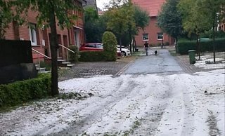 Stellenweise lag der Hagel zentimeterhoch in den Straßen von Lichtenau-Kleinenberg. - Florian Dickgreber Stellenweise lag der Hagel zentimeterhoch in den Straßen von Lichtenau-Kleinenberg. - Florian Dickgreber
