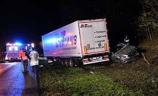 Die Feuerwehr musste zur Rettung einer Verunglückten einen Baum fällen. - Tobias Landmann Die Feuerwehr musste zur Rettung einer Verunglückten einen Baum fällen. - Tobias Landmann
