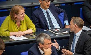 Finanzminister Christian Lindner (FDP) spricht im Bundestag mit Familienministerin Lisa Paus (Grüne). - Michael Kappeler/dpa Finanzminister Christian Lindner (FDP) spricht im Bundestag mit Familienministerin Lisa Paus (Grüne). - Michael Kappeler/dpa