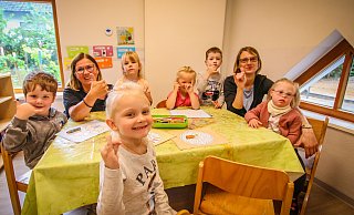Ida (vorne) sowie Linus, Christiane Bergedieck, Lina, Maleene, Noah, Anja Vogtländer-Bylitza und Milea können sich nicht nur mit Worten sondern auch mit Gebärden unterhalten. Auf dem Foto zeigen sie das Zeichen für "gelb". - Daniel Salmon Ida (vorne) sowie Linus, Christiane Bergedieck, Lina, Maleene, Noah, Anja Vogtländer-Bylitza und Milea können sich nicht nur mit Worten sondern auch mit Gebärden unterhalten. Auf dem Foto zeigen sie das Zeichen für "gelb". - Daniel Salmon