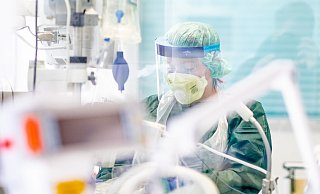 Wenn der Personalmangel in Kliniken die Versorgung von Patienten gefährdet, dürfen mit der Erlaubnis des zuständigen Gesundheitsamtes auch infizierte Mediziner und Pflegekräfte weiter arbeiten. - picture alliance Wenn der Personalmangel in Kliniken die Versorgung von Patienten gefährdet, dürfen mit der Erlaubnis des zuständigen Gesundheitsamtes auch infizierte Mediziner und Pflegekräfte weiter arbeiten. - picture alliance