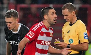 Rani Khedria kann eine Entscheidung von Schiedsrichter Storks nicht verstehen. - Soeren Stache/dpa Rani Khedria kann eine Entscheidung von Schiedsrichter Storks nicht verstehen. - Soeren Stache/dpa