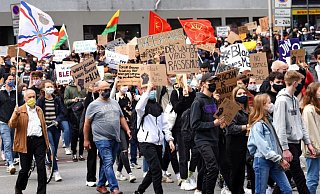 Bei der Demo zur Polizeigewalt in den USA zogen am vergangenen Samstag rund 1.000 Teilnehmer durch die Stadt. Vorbildlich verhielten sich die, die eine Maske trugen. Der Sicherheitsabstand konnte nicht eingehalten werden. - BARBARA FRANKE Bei der Demo zur Polizeigewalt in den USA zogen am vergangenen Samstag rund 1.000 Teilnehmer durch die Stadt. Vorbildlich verhielten sich die, die eine Maske trugen. Der Sicherheitsabstand konnte nicht eingehalten werden. - BARBARA FRANKE