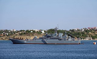 Das Kriegsschiff «Nowotscherkassk» der russischen Schwarzmeerflotte vor der Hafenstadt. - Ulf Mauder/dpa Das Kriegsschiff «Nowotscherkassk» der russischen Schwarzmeerflotte vor der Hafenstadt. - Ulf Mauder/dpa