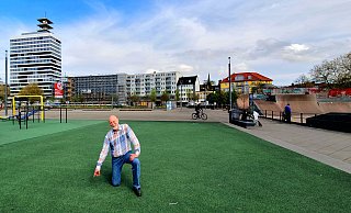 Planer Andreas Kämper zeigt die Stelle, an der der Basketballkorb auf dem Bielefelder Kesselbrink wieder aufgestellt werden soll. - Kurt Ehmke Planer Andreas Kämper zeigt die Stelle, an der der Basketballkorb auf dem Bielefelder Kesselbrink wieder aufgestellt werden soll. - Kurt Ehmke