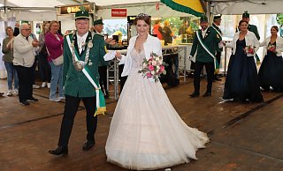 Nach dem Festmarsch durch die Innenstadt zog das Königspaar direkt in das Zelt ein. Weil ein Regenguss über Delbrück zog, wurde die Parade komplett abgesagt. - Michael Meier Nach dem Festmarsch durch die Innenstadt zog das Königspaar direkt in das Zelt ein. Weil ein Regenguss über Delbrück zog, wurde die Parade komplett abgesagt. - Michael Meier