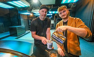 Erst Party, dann zur Arbeit: Alexander Mai (v. l.) und Janluca Sander vom Stereo Bielefeld wollen das Konzept Morning Rave im Bielefelder Stereo jetzt ausprobieren. - Andreas Zobe Erst Party, dann zur Arbeit: Alexander Mai (v. l.) und Janluca Sander vom Stereo Bielefeld wollen das Konzept Morning Rave im Bielefelder Stereo jetzt ausprobieren. - Andreas Zobe