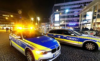 Die Polizei eilte direkt in die Fußgängerzone, konnte den Mann aber weder in der Bahnhofstraße noch am Jahnplatz ausfindig machen. - Symbolfoto: Andreas Frücht Die Polizei eilte direkt in die Fußgängerzone, konnte den Mann aber weder in der Bahnhofstraße noch am Jahnplatz ausfindig machen. - Symbolfoto: Andreas Frücht