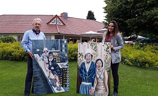 Künstlerin Stefanie Grosjean und Jürgen Jäger-Stein zeigen vor dem Clubhaus des Bad Driburger Golfclubs zwei der Exponate, die während der Ausstellung am Sonntag zu sehen sein werden. - Dominik Grosjean Künstlerin Stefanie Grosjean und Jürgen Jäger-Stein zeigen vor dem Clubhaus des Bad Driburger Golfclubs zwei der Exponate, die während der Ausstellung am Sonntag zu sehen sein werden. - Dominik Grosjean