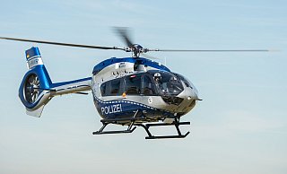 Mit einem Hubschrauber entdeckte die Polizei am frühen Sonntagmorgen die vermisste Seniorin. - Wolfram Kastl/dpa Mit einem Hubschrauber entdeckte die Polizei am frühen Sonntagmorgen die vermisste Seniorin. - Wolfram Kastl/dpa