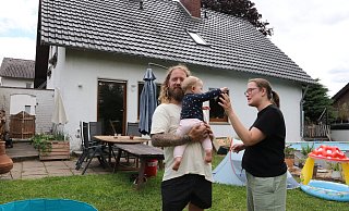 Sinead Sutton und Clemens Wunram mit Töchterchen Elfi (9 Monate) und Hündin Lilly in ihrem Eigenheim in Hiddenhausen. - Susanne Barth Sinead Sutton und Clemens Wunram mit Töchterchen Elfi (9 Monate) und Hündin Lilly in ihrem Eigenheim in Hiddenhausen. - Susanne Barth