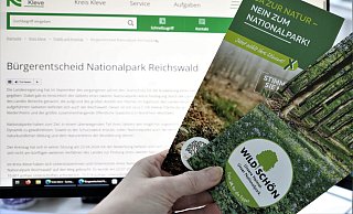 Déjà-vu-Erlebnisse im Kreis Höxter: Der Kreis Kleve informiert online über den Bürgerentscheid zum Nationalpark. Im Kreis Höxter gab es den schon – Befürworter und Gegner warben unter anderem mit diesen Flyern. - Simone Flörke Déjà-vu-Erlebnisse im Kreis Höxter: Der Kreis Kleve informiert online über den Bürgerentscheid zum Nationalpark. Im Kreis Höxter gab es den schon – Befürworter und Gegner warben unter anderem mit diesen Flyern. - Simone Flörke