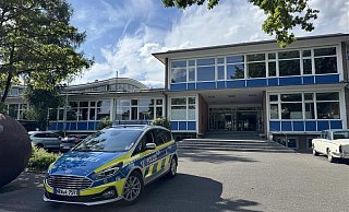 Die Hans-Ehrenberg-Schule wird zurzeit von der Polizei geschützt. - Paul Brinkmann Die Hans-Ehrenberg-Schule wird zurzeit von der Polizei geschützt. - Paul Brinkmann