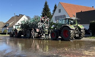 Auf der Babenhauser Straße war ein Anhänger mit Gülle umgekippt. - Paul Brinkmann Auf der Babenhauser Straße war ein Anhänger mit Gülle umgekippt. - Paul Brinkmann