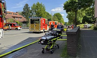 Die Feuerwehr war in Schildesche mit einem Großaufgebot vor Ort. - Paul Brinkmann Die Feuerwehr war in Schildesche mit einem Großaufgebot vor Ort. - Paul Brinkmann