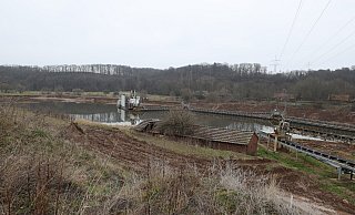 Seit dem Start des Betriebs im Kieswerk Deesberg hat sich der Schwimmbagger schon einige100 Meter gen Norden durch das Gelände gegraben. - Jörg Stuke Seit dem Start des Betriebs im Kieswerk Deesberg hat sich der Schwimmbagger schon einige100 Meter gen Norden durch das Gelände gegraben. - Jörg Stuke