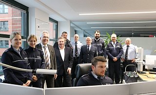 Die Einsatzleitstelle der Polizei Herford: hier laufen alle Notrufe ein. Heute durfte dem Einsatzleiter bei der Arbeit ausnahmsweise über die Schulter geschaut werden. - Claus Frickemeier Die Einsatzleitstelle der Polizei Herford: hier laufen alle Notrufe ein. Heute durfte dem Einsatzleiter bei der Arbeit ausnahmsweise über die Schulter geschaut werden. - Claus Frickemeier