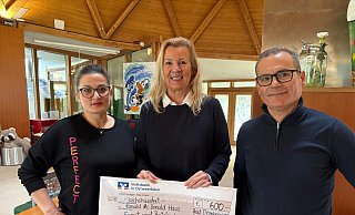 Loredana (links) und Alfio Putrino überreichen der Leiterin des Ronald-McDonald-Hauses, Stefanie Kruse, die Spende von 600 Euro. - Alex Wall Loredana (links) und Alfio Putrino überreichen der Leiterin des Ronald-McDonald-Hauses, Stefanie Kruse, die Spende von 600 Euro. - Alex Wall