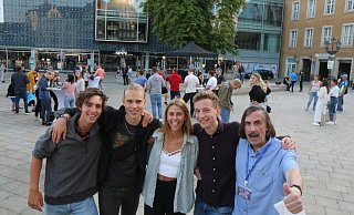 Ein Dankeschön an den Bürgermeister: Nobby Morkes, hier zusammen mit Freunden des FFF-Organisators Stefan Schneit (2.v.r.). - Robert Becker Ein Dankeschön an den Bürgermeister: Nobby Morkes, hier zusammen mit Freunden des FFF-Organisators Stefan Schneit (2.v.r.). - Robert Becker