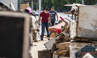 Anwohner haben den bei dem Hochwasser zerstörten Hausrat auf den Bürgersteig gestellt. Die Stadtverwaltung kommt aufgrund der Menge nicht mit dem Abtransport hinterher. - David Inderlied/dpa Anwohner haben den bei dem Hochwasser zerstörten Hausrat auf den Bürgersteig gestellt. Die Stadtverwaltung kommt aufgrund der Menge nicht mit dem Abtransport hinterher. - David Inderlied/dpa