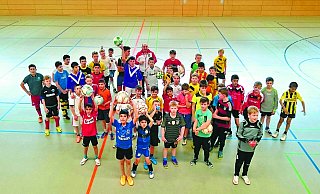 Hatten viel Spaß: Der Fußballverein Hövelhofer SV ermöglichte beim spontan organisierten Sporttag in der Halle der Mühlenschule auch vielen Flüchtlingskindern aus der Unterkunft in Staumühle das Fußballspielen. - Mark Heinemann Hatten viel Spaß: Der Fußballverein Hövelhofer SV ermöglichte beim spontan organisierten Sporttag in der Halle der Mühlenschule auch vielen Flüchtlingskindern aus der Unterkunft in Staumühle das Fußballspielen. - Mark Heinemann