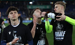Die Arminia bejubelt den Pokaleinzug. - Friso Gentsch/dpa Die Arminia bejubelt den Pokaleinzug. - Friso Gentsch/dpa