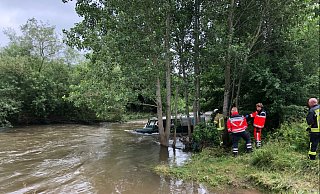 Der Mann hatte versucht, die Diemel, die reißendes Hochwasser führte, an der Furt bei der Pfennigsmühle bei Warburg-Ossendorf zu queren. - Polizei Höxter Der Mann hatte versucht, die Diemel, die reißendes Hochwasser führte, an der Furt bei der Pfennigsmühle bei Warburg-Ossendorf zu queren. - Polizei Höxter