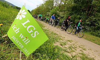 Vor gut zwei Jahren radelten die Verantwortlichen und die Bewertungskommission durch und rund um Höxter. Damals stand das Bekenntnis auf kleinen Fähnchen: "LGS - Ich will" - David Schellenberg Vor gut zwei Jahren radelten die Verantwortlichen und die Bewertungskommission durch und rund um Höxter. Damals stand das Bekenntnis auf kleinen Fähnchen: "LGS - Ich will" - David Schellenberg