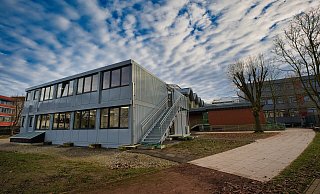 Diese vier "mobilen Unterrichtsräume" wurden mit Beginn des laufenden Schuljahres in Betrieb genommen. Vier weitere folgen im Januar. Wie lange dieses Provisorium aber andauern wird, ist noch unklar. Mindestens drei oder vier Jahre dürften aber realistisch sein, wenn man Aussagen aus Rat und Verwaltung folgt. - Gerald Dunkel Diese vier "mobilen Unterrichtsräume" wurden mit Beginn des laufenden Schuljahres in Betrieb genommen. Vier weitere folgen im Januar. Wie lange dieses Provisorium aber andauern wird, ist noch unklar. Mindestens drei oder vier Jahre dürften aber realistisch sein, wenn man Aussagen aus Rat und Verwaltung folgt. - Gerald Dunkel