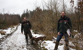 Revierförster Friedrich Bertmann (l.) und Forstamtsleiter Roland Schockemöhle (r.) an einer Waldfläche der Zukunft. Hier hatte 2007 der Orkan Kyrill gewütet. - Gregor Winkler Revierförster Friedrich Bertmann (l.) und Forstamtsleiter Roland Schockemöhle (r.) an einer Waldfläche der Zukunft. Hier hatte 2007 der Orkan Kyrill gewütet. - Gregor Winkler