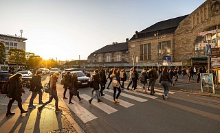 Über den Zebrastreifen vor dem Bahnhof gehen oft so viele Passanten, das der Autoverkehr lahmgelegt wird. - Dennis Angenendt Über den Zebrastreifen vor dem Bahnhof gehen oft so viele Passanten, das der Autoverkehr lahmgelegt wird. - Dennis Angenendt